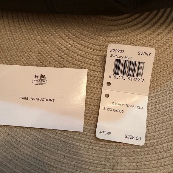 NWT 2012 Coach Navy Pleated Patent Leather Wristlet Clutch with Stitching - Picture 2 of 16